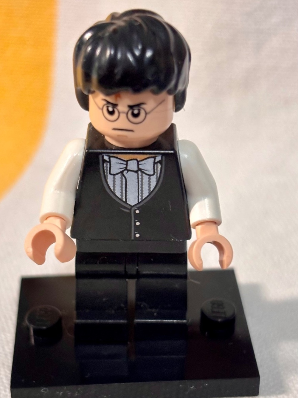 LEGO HARRY POTTER "Harry Potter - Yule Ball Vest and Bow Tie" hp125 with stand